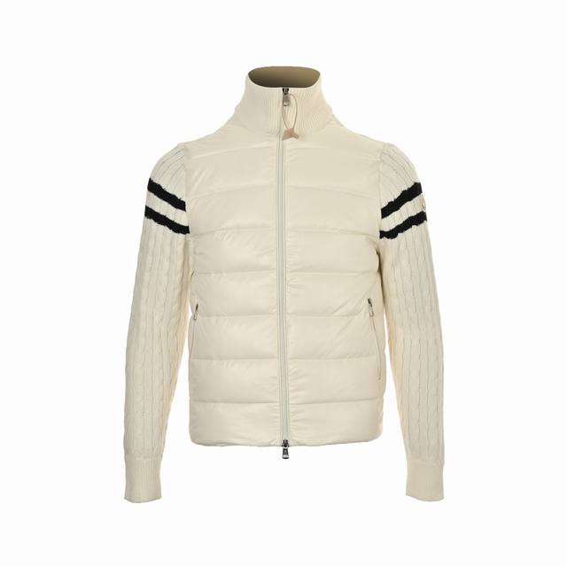 Moncler 蒙口24Ss羊毛混纺拼接羽绒服 毛衣与羽绒服的拼接设计，既保留了羽绒服的保暖性能，又融入了毛衣的时尚元素，使服装整体既实用又时尚。 材质优质:以