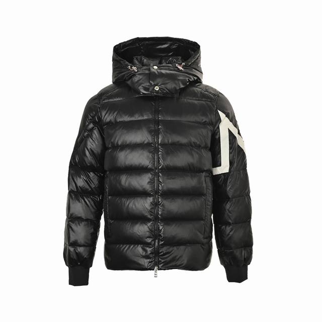 Moncler 蒙口22Fw Corydale双峰款条纹连帽羽绒服 帽子可拆卸 王一博同款羽绒服 Moncler 于1952年在法国格勒诺布尔 Grenoble