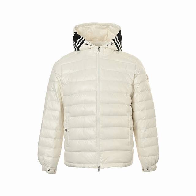 Moncler 蒙口 24Fw 龙年限定帽子拼接羽绒服 绒夹克灵感源于冰面坚硬却脆弱的双重特质，采用longue Saison 面料制成内里填充新标90白鹅绒，