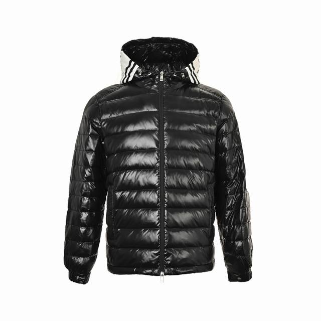 Moncler 蒙口 24Fw 龙年限定帽子拼接羽绒服 绒夹克灵感源于冰面坚硬却脆弱的双重特质，采用longue Saison 面料制成内里填充新标90白鹅绒，