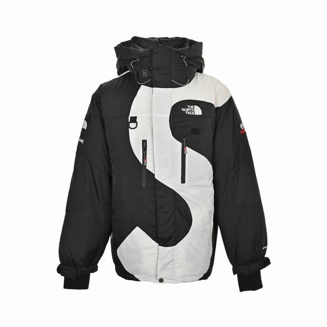 The North Face & Supreme 联名大s连帽羽绒服 灭世800蓬神级单品 全幅对位拼接缝制工艺 常规的1.5倍90绒填充 定制全套正确辅料 聚