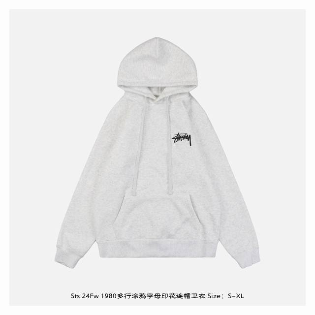 Stussy 斯图西 24Fw 1980多行涂鸦字母印花连帽卫衣 面料采用400克重双股大毛圈面料，定制32支螺纹，成衣两遍水洗处理，面料舒适亲肤无异感，定制定