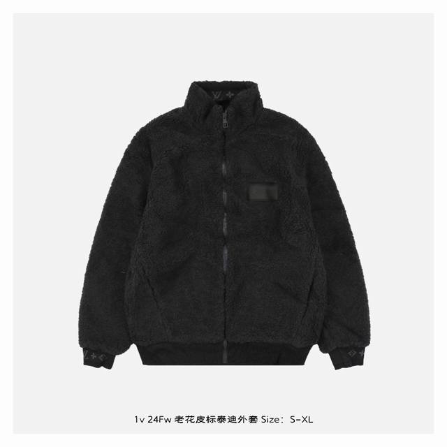 Lv 24Fw 老花皮标泰迪外套 这件外套采用了客供进口羊羔毛面料，成分为86%聚酯纤维和14%绵羊毛，确保了温暖舒适的穿着体验科技面料内衬铺陈全幅老花图案，不