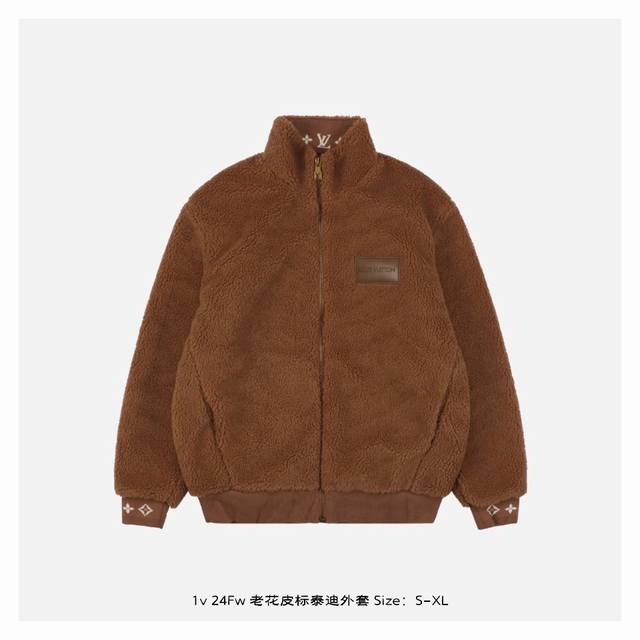 Lv 24Fw 老花皮标泰迪外套 这件外套采用了客供进口羊羔毛面料，成分为86%聚酯纤维和14%绵羊毛，确保了温暖舒适的穿着体验科技面料内衬铺陈全幅老花图案，不