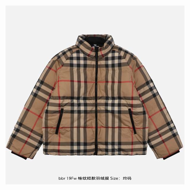 Burberry 博柏利 19Fw 格纹短款羽绒服 满满的高级观感，简单而不简约，无论是面料材质上还是整体轮廓，都兼备时尚造型感和良好的御寒功效，并带来舒适的穿