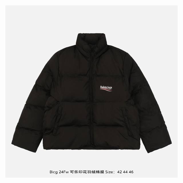 Balenciaga 巴黎世家 24Fw 可乐印花羽绒棉服 开发面料采用防水风衣面料，里布采用人造丝斜纹布，做防水涂层工艺手感立体丝滑带有功能性，内里夹层棉采用