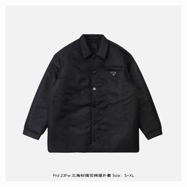 Prada 普拉达 23Fw 三角标提花棉服外套 原样23700购于上海专柜，面料为定织定染的提花logo 再生尼龙面料，因为使用的是高档进口尼龙丝，所以面料织