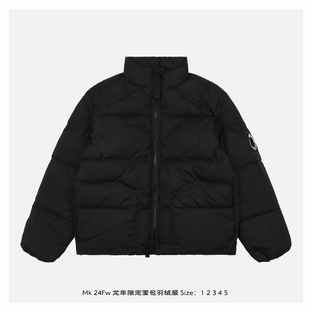 Moncler 蒙口 24Fw 龙年限定面包羽绒服 哑光三防面料，挺括立领版型，领高恰到好处围脖，内嵌式防风门襟，左袖点缀同色立体刺绣龙标，特殊设计的衍缝走线让