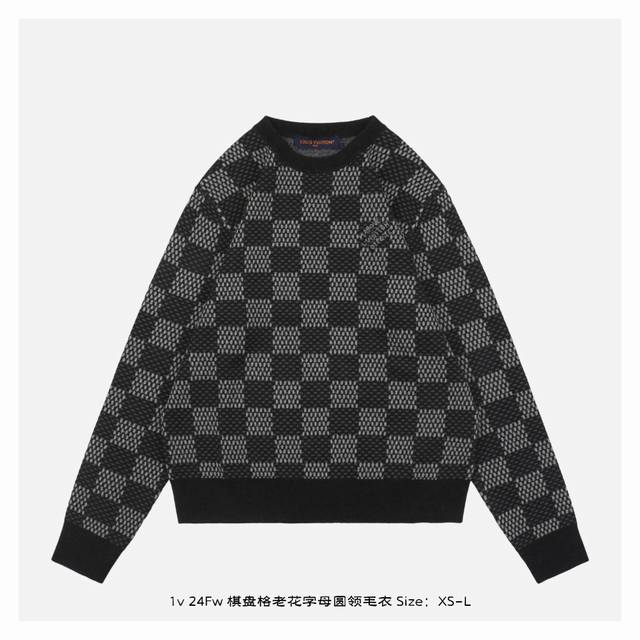 Lv 24Fw 棋盘格老花字母圆领毛衣 毛料参照原版进行打色定染，采用48 2超细50%巴素兰羊毛精纺羊毛进行编织，精纺羊毛织物表面光洁，纹路清晰、质地紧密，显