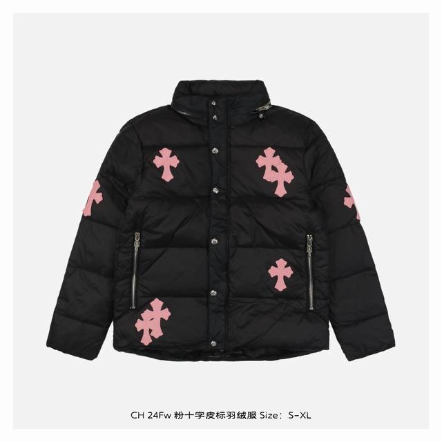 Chrome Hearts 克罗心 24Fw 粉十字皮标羽绒服 满满的高级观感，简单而不简约，无论是面料材质上还是整体轮廓，都兼备时尚造型感和良好的御寒功效，并