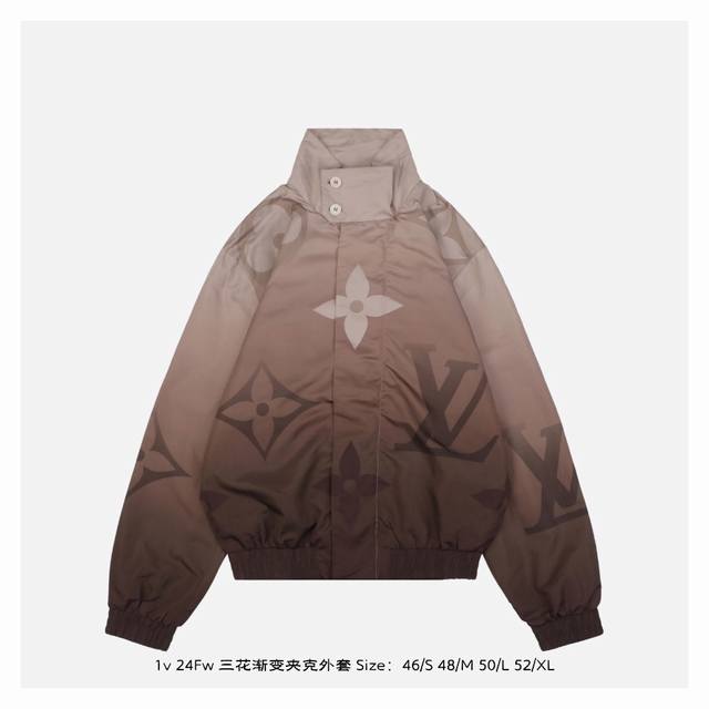 Lv 24Fw 三花渐变夹克外套 轻质防风夹克铺陈浓淡变幻的monogram Macro图案，以流畅线条塑就动感廓形，搭配系扣高领、暗拉链前襟和隐藏式侧袋，优雅