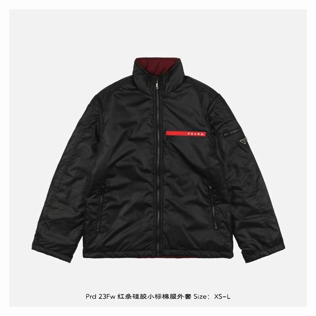 Prada 普拉达 23Fw 红条硅胶小标棉服外套 面料是再生塑料材质所制精细微纤维纱线打造的轻质密实防水面料，内里填充优质棉花，满满的高级观感，简单而不简约，