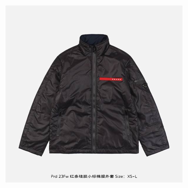 Prada 普拉达 23Fw 红条硅胶小标棉服外套 面料是再生塑料材质所制精细微纤维纱线打造的轻质密实防水面料，内里填充优质棉花，满满的高级观感，简单而不简约，