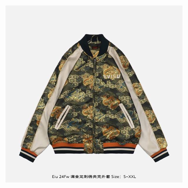 Evisu 福神 24Fw 满金龙刺绣夹克外套 令人眼前一亮的满地设计为您的时尚造型增添变化，这款外套巧妙地运用品牌标志性的龙和家花图案进行叠加组合，营造出丰富