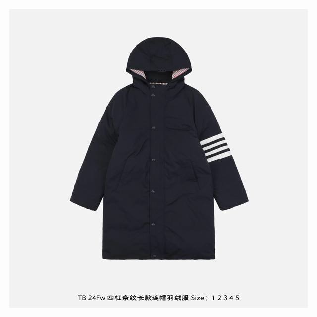 Thom Browne 24Fw 四杠条纹长款连帽羽绒服 经典袖臂四条杠后背红白兰织带设计，经典的连帽外套羽绒服，90白鸭绒绒填充，800蓬松度，保暖不压身，有