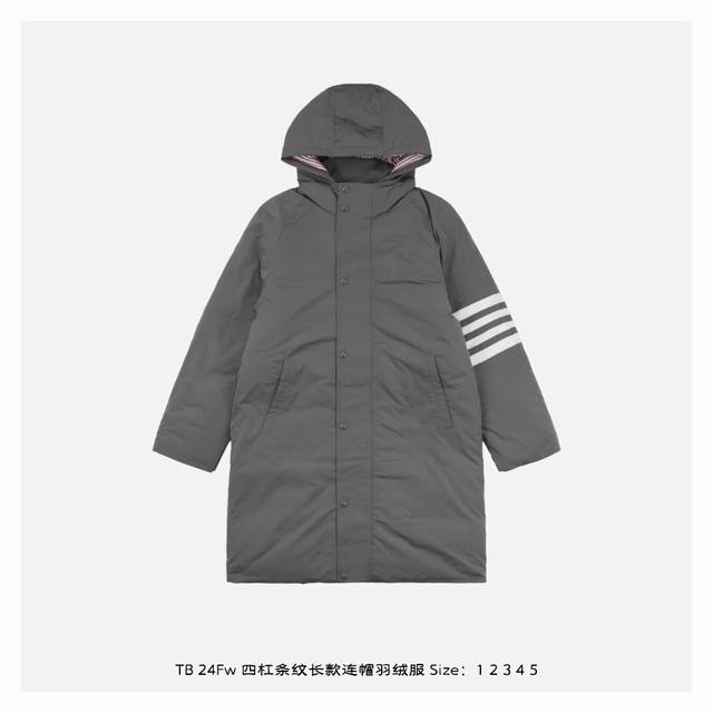 Thom Browne 24Fw 四杠条纹长款连帽羽绒服 经典袖臂四条杠后背红白兰织带设计，经典的连帽外套羽绒服，90白鸭绒绒填充，800蓬松度，保暖不压身，有