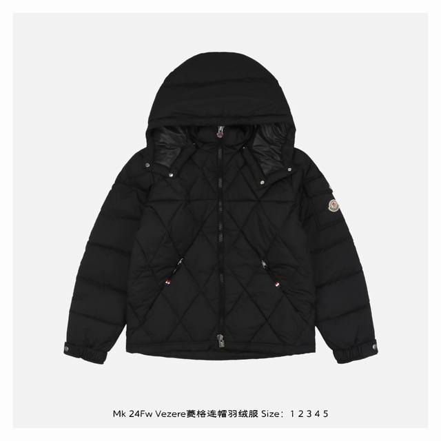 Moncler 蒙口 24Fw Vezere菱格连帽羽绒服 这款羽绒夹克是基础款保暖单品，此款羽绒服配有兜帽，可根据天气轻松拆卸，夹克廓形和衣袖贴袋向标志性羽绒