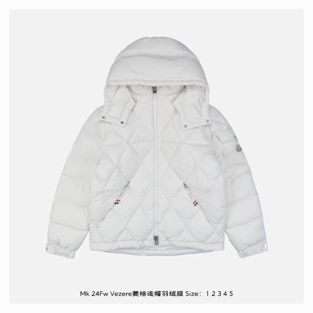 Moncler 蒙口 24Fw Vezere菱格连帽羽绒服 这款羽绒夹克是基础款保暖单品，此款羽绒服配有兜帽，可根据天气轻松拆卸，夹克廓形和衣袖贴袋向标志性羽绒