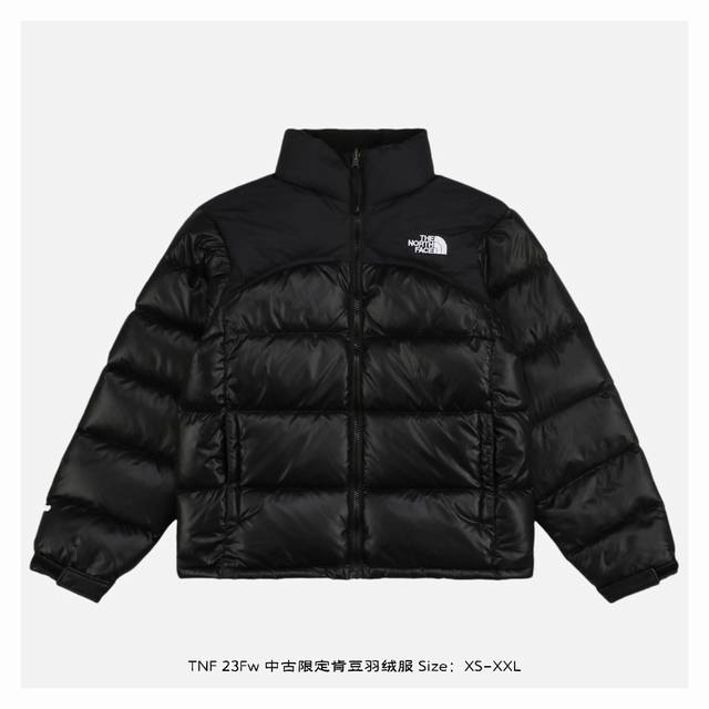 The North Face 北面 23Fw 中古限定肯豆羽绒服 面料为百分百40D尼丝纺，防水防风，内胆2层，里布一层，一共四层面料，两个颜色拼接，上部为纯色