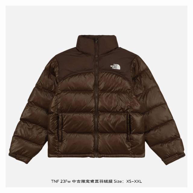 The North Face 北面 23Fw 中古限定肯豆羽绒服 面料为百分百40D尼丝纺，防水防风，内胆2层，里布一层，一共四层面料，两个颜色拼接，上部为纯色