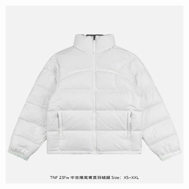 The North Face 北面 23Fw 中古限定肯豆羽绒服 面料为百分百40D尼丝纺，防水防风，内胆2层，里布一层，一共四层面料，两个颜色拼接，上部为纯色