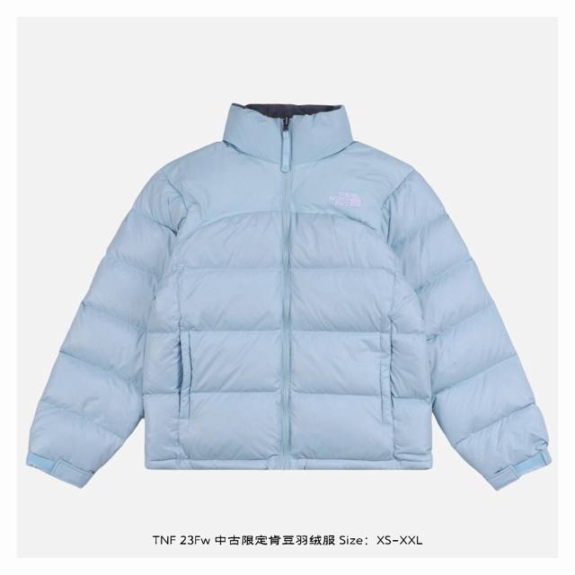 The North Face 北面 23Fw 中古限定肯豆羽绒服 面料为百分百40D尼丝纺，防水防风，内胆2层，里布一层，一共四层面料，两个颜色拼接，上部为纯色