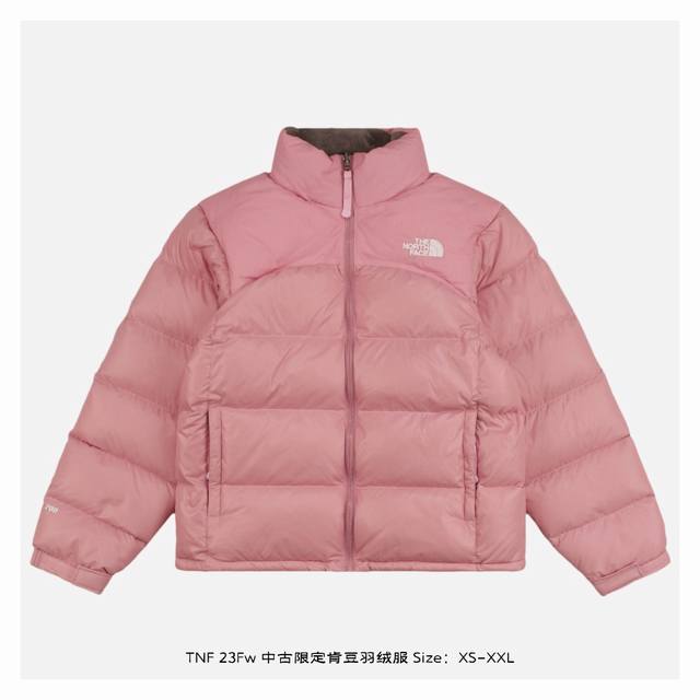 The North Face 北面 23Fw 中古限定肯豆羽绒服 面料为百分百40D尼丝纺，防水防风，内胆2层，里布一层，一共四层面料，两个颜色拼接，上部为纯色