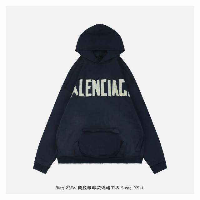 Balenciaga 巴黎世家 23Fw 黄胶带印花连帽卫衣 -重磅520克面料 采用26支双纱纱平纹大卫衣布，鱼纹底520克重精梳棉，布匹洗水后开裁，杜绝掉毛