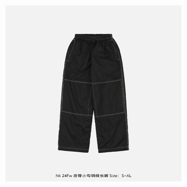 Nike 24Fw 后背小勾明线长裤 实物质感非常不错，内里网布设计，上身宽松高街范儿，任何身材都能驾驭，渐变色非常有特色，黑色百搭简洁，白色典雅帅气，辅料全部