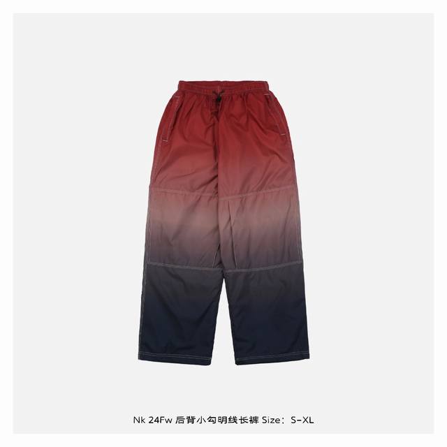 Nike 24Fw 后背小勾明线长裤 实物质感非常不错，内里网布设计，上身宽松高街范儿，任何身材都能驾驭，渐变色非常有特色，黑色百搭简洁，白色典雅帅气，辅料全部