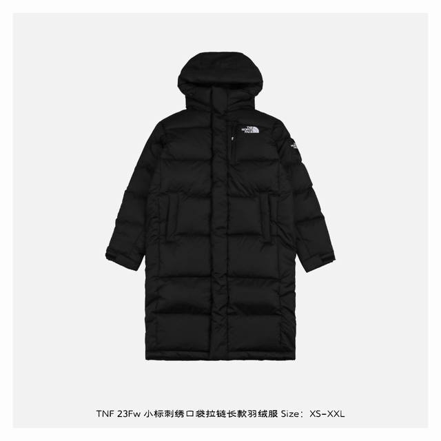 The North Face 北面 23Fw 小标刺绣口袋拉链长款羽绒服 面料为百分百40D尼丝纺，防水防风，内胆2层，里布一层，一共四层面料，两个颜色拼接，上