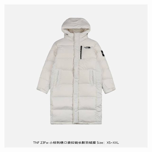 The North Face 北面 23Fw 小标刺绣口袋拉链长款羽绒服 面料为百分百40D尼丝纺，防水防风，内胆2层，里布一层，一共四层面料，两个颜色拼接，上