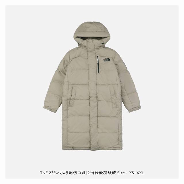 The North Face 北面 23Fw 小标刺绣口袋拉链长款羽绒服 面料为百分百40D尼丝纺，防水防风，内胆2层，里布一层，一共四层面料，两个颜色拼接，上