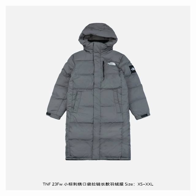 The North Face 北面 23Fw 小标刺绣口袋拉链长款羽绒服 面料为百分百40D尼丝纺，防水防风，内胆2层，里布一层，一共四层面料，两个颜色拼接，上