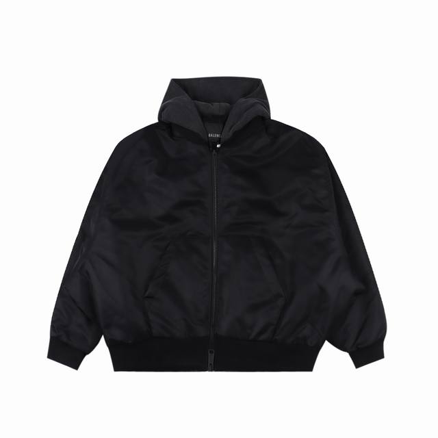 Balenciaga 巴黎世家 字母刺绣连帽拉链卫衣外套 通过传统运动服的版型加大凸显blcg设计语言 ，呈现集功能性与美学为一体的标志性廓形服饰，小logo百