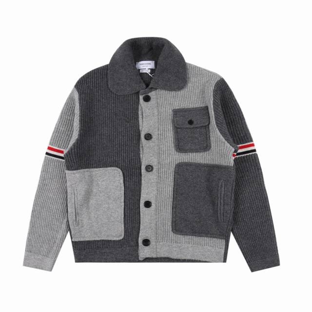 Thom Browne Tb 22Fw 重工羊毛夹克 本产品根据原版采用澳毛条羊毛，整件使用德国进口7.2针型加3.5.2针型组合编织，口袋组成部分都需编织成型