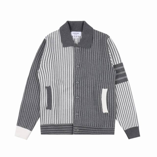 Thom Browne Tb 汤姆布朗 24Fw 条纹翻领夹克外套 本产品跟据原版采用100%新疆长绒棉，使用德国进口7.2超紧密度空气层提花针法编制而成，条纹