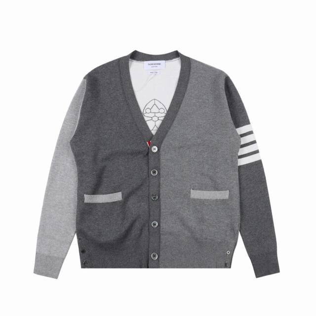 Thom Browne Tb 汤姆布朗 24Fw 金钱龟针织毛衣开衫 本款式使用德国进口斯托尔16针型机器采用新疆长绒棉100支数三股纱并成一股进纱的空气层提花