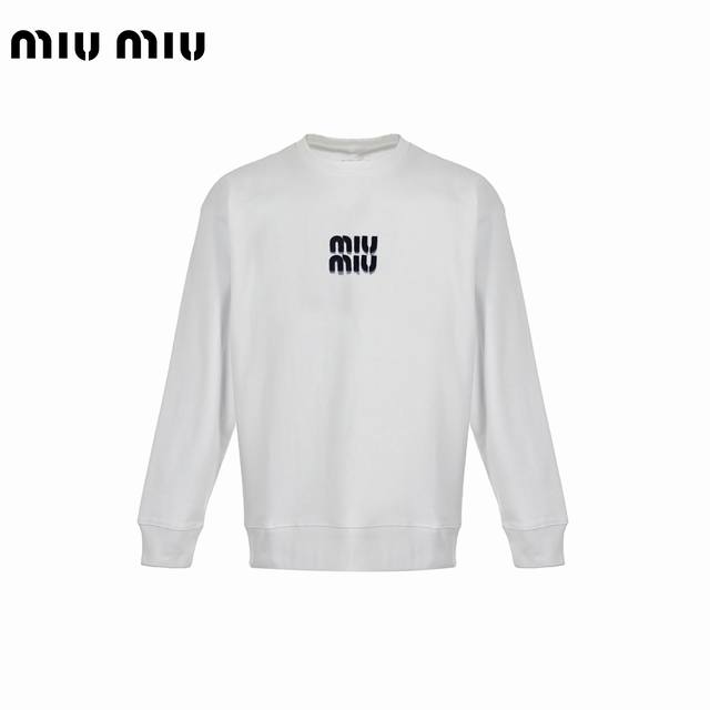 Mumu 缪缪 24Ss 贴布logo长袖卫衣 采用26支双纱 300克重面料 进口针织针梳棉进行制作，厚度适中，有垂感又有轮廓型，上身就是一个舒适！！对微胖身