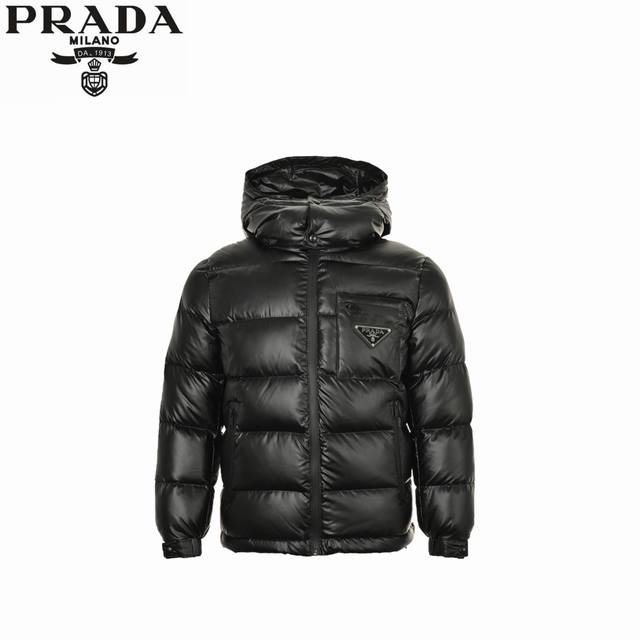 Prada 普拉达 24Fw 拉链口袋三角标羽绒服 此款廓形丰满的羽绒外套采用linea Rossa独特的双层轻质粘合尼龙面料打造，搭配连帽衣领、直裁衣袖和正面