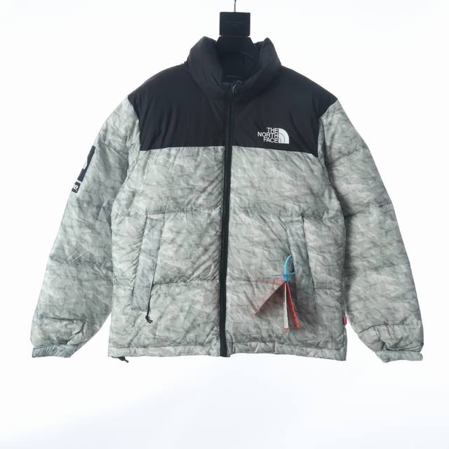 Supreme Paper Print Nuptse Jacket Tnf北面联名褶皱废纸羽绒服 众所周知，Supreme每一季都会与各种品牌、艺术家联名合作搞