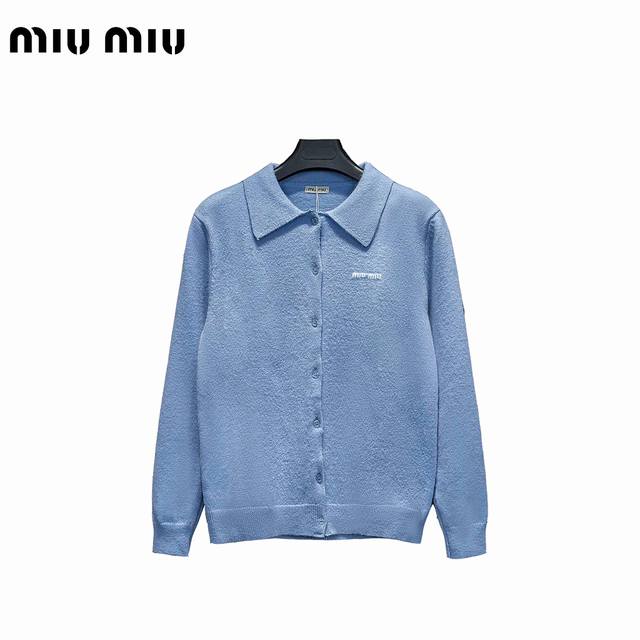 Miu Miu 缪缪 24Ss 刺绣polo外套 精致升级，灵感源自八十年代复古原版面料 官方同款 定制羊毛混纺材质 手感非常舒服 春夏最新砖柜同步 ，手感舒适