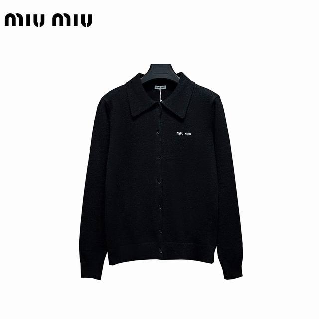 Miu Miu 缪缪 24Ss 刺绣polo外套 精致升级，灵感源自八十年代复古原版面料 官方同款 定制羊毛混纺材质 手感非常舒服 春夏最新砖柜同步 ，手感舒适