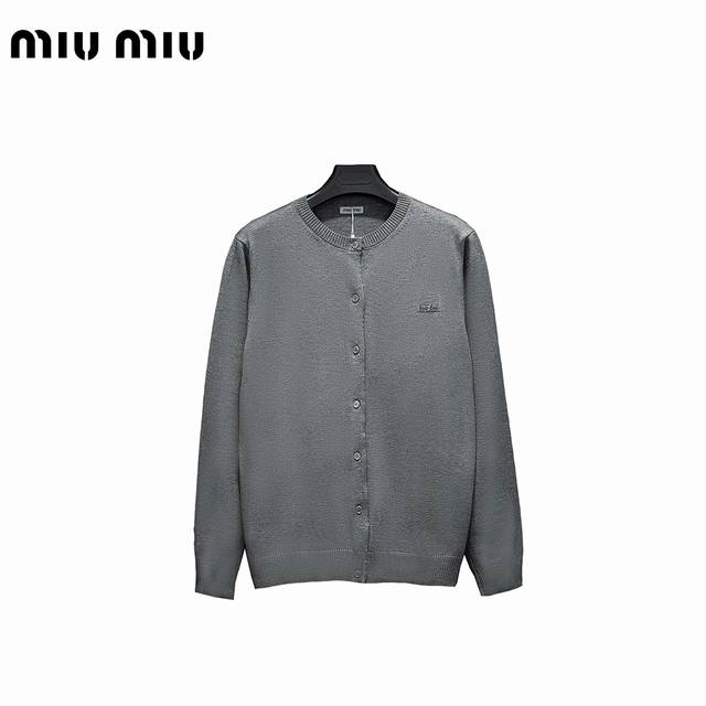 Miu Miu 缪缪 24Ss 羊毛针织刺绣外套 柔软的羊毛针织面料 Polo领设计 Logo小标 平纹针织工艺 纽扣前襟 中长版型 活跃在各大秀场的miu系知