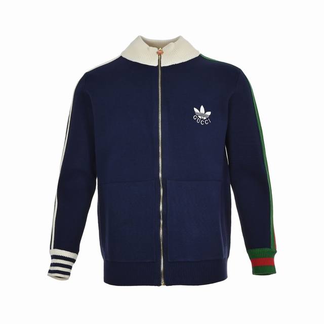 Gucci & Adidas 22Fw 联名三叶草刺绣针织外套 #对色定染弹性纤维毛料 由7S粗针织片打造，材质引用原版弹性粘胶纤维毛料对色定染而成。粘胶纤维的