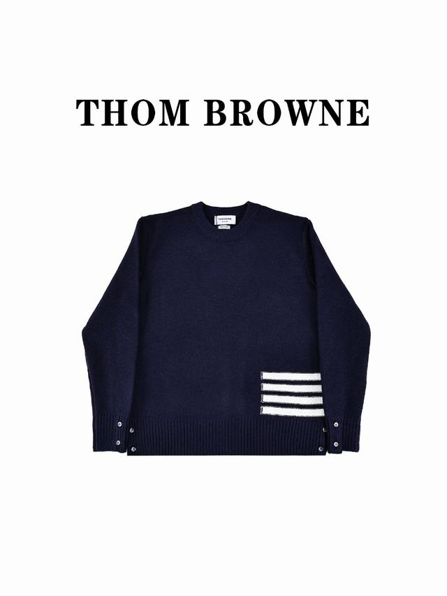 Thom Browne 汤姆布朗 Tb 23Ss新季产品四条纹圆领套头毛衣 男女同款 Thom Browne 是一位颇有远见桌识的设计师，以其别具匠心的精裁设计