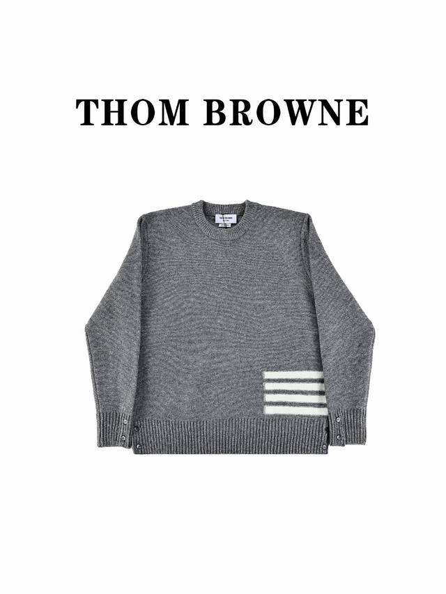 Thom Browne 汤姆布朗 Tb 23Ss新季产品四条纹圆领套头毛衣 男女同款 Thom Browne 是一位颇有远见桌识的设计师，以其别具匠心的精裁设计