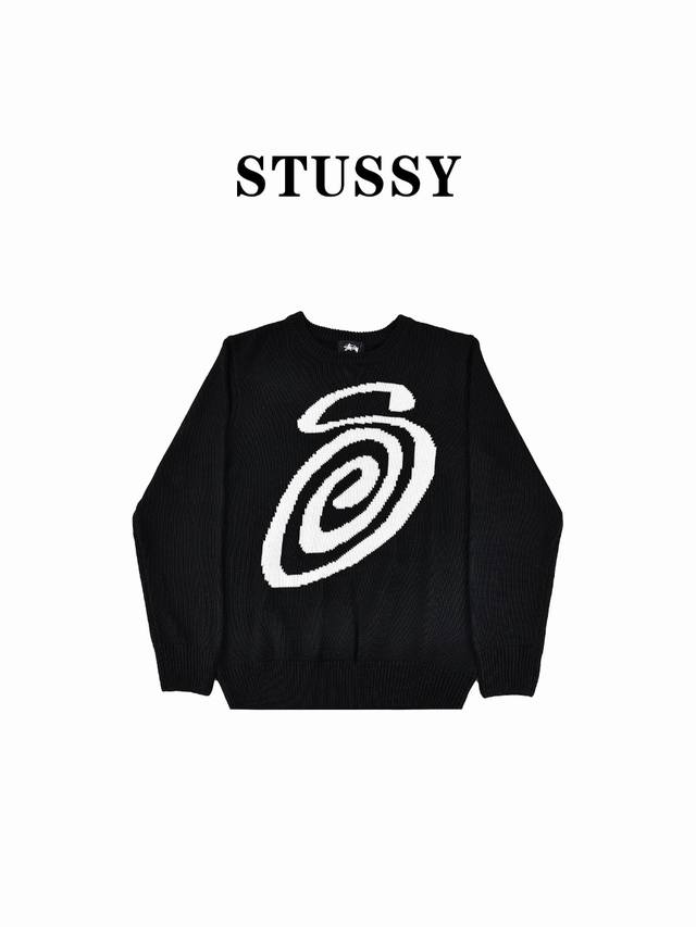 斯图西stussy S卷曲蚊香针织毛衣 胸前以品牌首字母s为载体设计的螺旋字母字体，采用进口全自动提花机，平整度细节度完美！！不漏针不漏线。选用羊仔毛纺织，完全