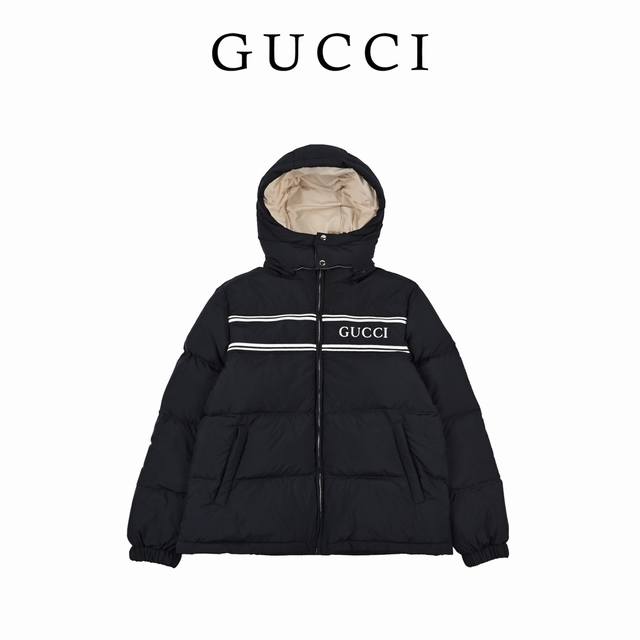 Gucci｜古驰 胸前logo条纹织带连帽羽绒服 男女同款 国标95%纯白鸭绒，市面独家使用顶级羽绒，绝不吹虚鹅绒等一系列的错误理解 面料: 100% 锦纶;