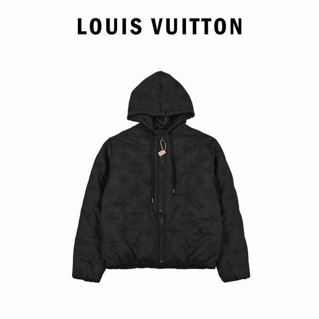 Louis Vuitton 路易威登 23Fw 老花刺绣棉服连帽外套 面料：定制100尼龙面料和里面 里布做了贴膜效果 上身轻便舒适 穿在身上有羽绒服的包裹感、